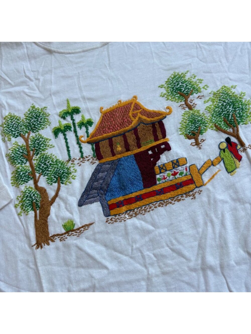 Vintage 90s Embroidered Travel Souvenir Artsy Tee Asian Village Scene Large